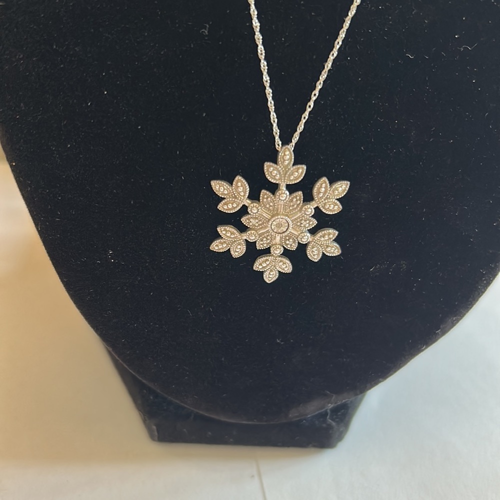 925 Sterling silver snowflake crystal necklace Floral Pendant Necklace